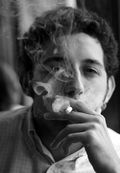 Un homme qui fume une cigarette - Copyright Albyspace sur Flickr