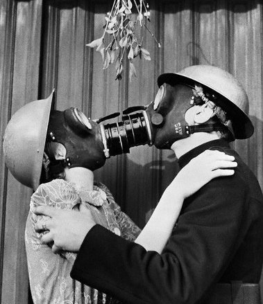 fumeurs Londres 1940 s'embrassant avec leur masque a gaz