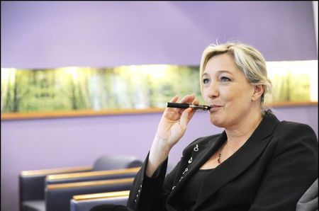 Marine Le Pen vapoteuse